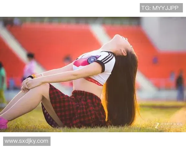 女孩与足球明星甜蜜牵手瞬间展现青春梦想与激情碰撞的美好画面