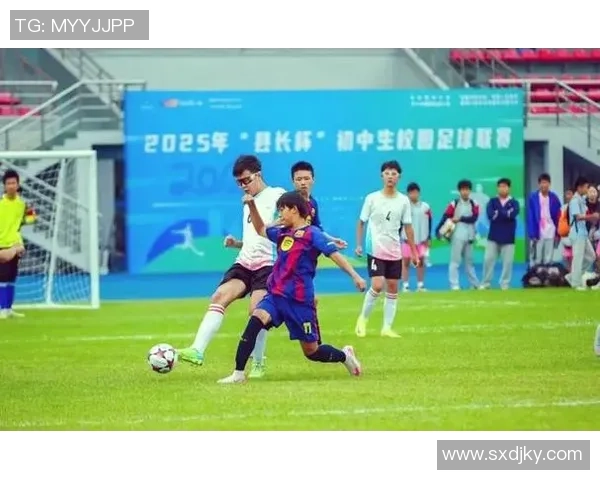 篮球与足球巨星同台竞技展现运动魅力引发热烈反响 篮球与足球巨星同台竞技展现运动魅力引发热烈反响